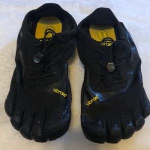 Black Vibram 5 toe shoes only worn once perfect